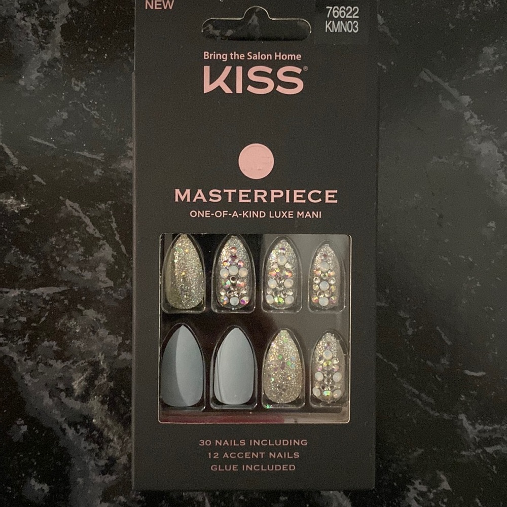 Kiss Masterpiece glue/press on nails